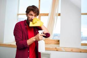 Mann im rot Hemd Waschmittel Reinigung Hausarbeit Profis foto