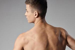 sportlich Männer muskulös Arm Muskeln nackt zurück grau Hintergrund Modell- abgeschnitten zurück Aussicht foto