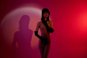 Neon- Szene Silhouette Frau rot Licht foto