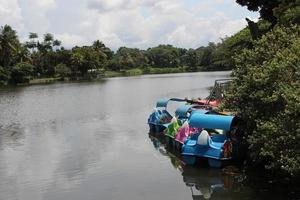 bogor Indonesien März 2023 ein Ruhe See mit Tourist Boote Das Dock ungebraucht beim Tourist Sehenswürdigkeiten im Mist. foto