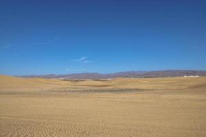 Sommer- Wüste Landschaft auf ein warm sonnig Tag von Maspalome Dünen auf das Spanisch Insel von gran Canaria foto