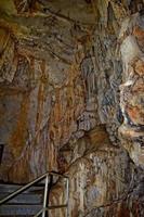 interessant Original Höhle im das Türkisch Berge mit Stalaktiten und Stalagmiten Erstellen das Hintergrund foto