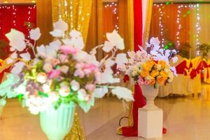 bunt Licht Box mit Papier Blumen Hochzeit Dekoration im traditionell Hochzeit im Bangladesch. foto