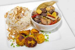 ein Teller von Zuhause Koch Rindfleisch Kata Masala, Flugzeug geschmackvoll nussig pulao und wenig poteto gebraten. oben Sicht. auf Weiß Hintergrund. foto