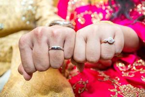 verheiratet Paar zeigen ihr Hochzeit Ringe beim Bangladesch. schließen oben Bild. foto