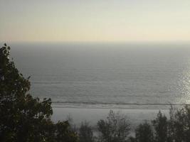 schön Landschaft von das Bucht von Bengalen von Bangladesch, Aussicht von das oben von ein Hügel foto