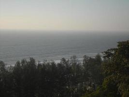 schön Landschaft von das Bucht von Bengalen von Bangladesch, Aussicht von das oben von ein Hügel foto