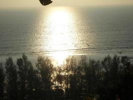 schön Landschaft von Sonnenuntergang Moment im ein Meer Strand von Steuermann Basar Bangladesch, Aussicht von das oben von ein Hügel foto