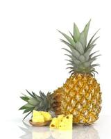 Sommer- Obst - - reif Ananas mit Grün Blätter und geschnitten von Obst isoliert auf Weiß foto