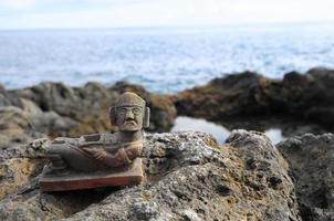 ein Skulptur auf ein Felsen foto