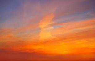 echt tolle Panorama- Sonnenaufgang oder Sonnenuntergang Himmel mit sanft bunt Wolken. lange Panorama, Ernte es foto