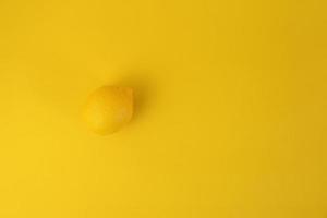 gelbe Zitrone lokalisiert auf sauberem gelbem Hintergrund. abstraktes Minimalkonzept. foto