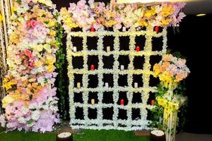 Hochzeit Bühne mit künstlich Kerzen und Blumen Dekoration. foto