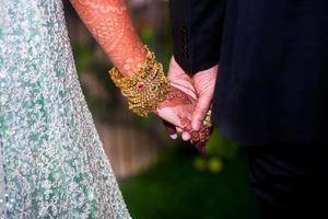 Hochzeit Tag, das Braut und Bräutigam Gehen Hand im Hand. Western Hochzeit. foto