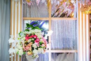 bunt künstlich Papier Blumen Vase basierend Hochzeit Bühne Dekoration. Plastik künstlich Blume. Hochzeit Dekoration. foto