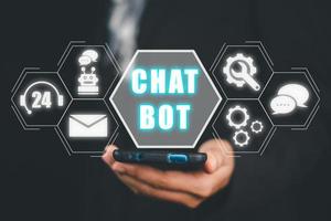 Chatbot Assistent Gespräch, Frau Hand mit Clever Telefon mit Chatbot Symbol auf virtuell Bildschirm, Roboter Anwendung und global Verbindung, ai, künstlich Intelligenz, Innovation und Technologie. foto