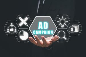 Anzeige Kampagne Konzept, Geschäft Person Hand halten Anzeige Kampagne Symbol auf virtuell Bildschirm. foto