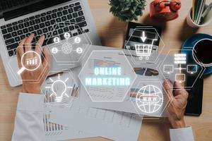 online Marketing Werbung Sozial Medien Konzept, oben Aussicht von Geschäftsmann Analysieren Geschäft Diagramme und Grafiken mit online Marketing Symbol auf virtuell Bildschirm. foto