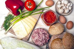 frische Rohkost zum Kochen eines Burgers, Draufsicht foto