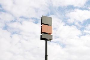 leer Plakatwand Modelle auf ein hoch Pole. drei Werbetafeln mit anders Texturen. hölzern Plakatwand foto