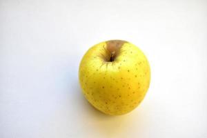gelbgrüner Apfel auf einem weißen Hintergrund schließen oben