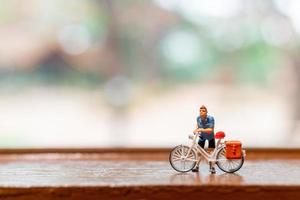 Miniatur Radfahrer Stehen mit Fahrrad, Welt Fahrrad Tag Konzept foto