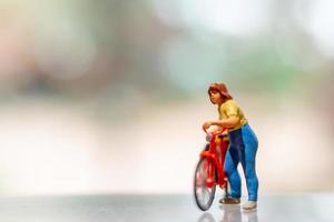Miniatur Radfahrer Stehen mit Fahrrad, Welt Fahrrad Tag Konzept foto