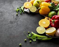 gesundes Essen. Gemüse und Obst auf einem schwarzen Betonhintergrund. foto