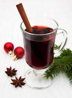 Glühwein auf einem Tisch foto