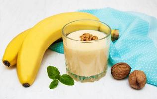 Bananen-Smoothie mit Schokolade auf einem alten weißen hölzernen Hintergrund foto