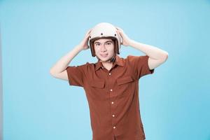 jung asiatisch Mann tragen Helm auf Hintergrund foto