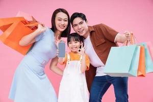 jung asiatisch Familie auf Hintergrund foto