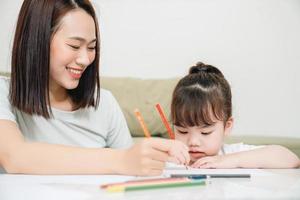 Bild von jung asiatisch Mutter und Tochter beim Zuhause foto