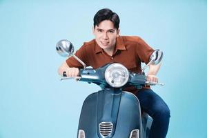 Bild von jung asiatisch Mann auf Motorrad foto