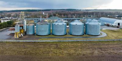 Antenne Panorama- Aussicht auf Silos und agro-industriell Komplex mit Korn Trocknen Linie foto