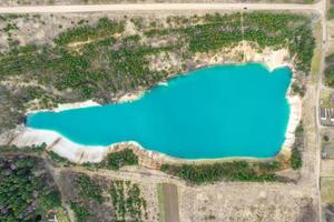 ariel Draufsicht auf einen alten gefluteten Kalksteinbruch mit türkisfarbenem Wasser foto