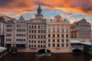 schön Häuser und Moldau Fluss im Prag foto