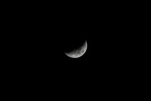 idyllisch Halbmond Mond im klar dunkel Himmel beim Nacht foto