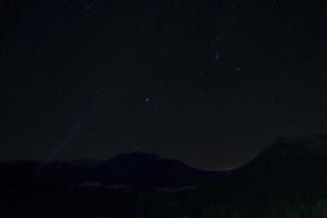 schön sternenklar Feld Über Silhouette Landschaft foto