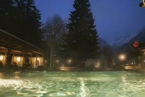 wellig Wasser im beleuchtet Schwimmen Schwimmbad von Hotel beim Nacht foto