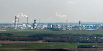 Panorama- Antenne Aussicht von das Rauch von Rohre. Luft und Wasser Verschmutzung Konzept foto