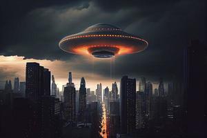 bedrohlich UFO über das Stadt foto