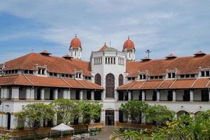 das alt Bahnhof von Semarang zentral Java Semarang, Lawang Sewu. das Foto ist geeignet zu verwenden zum Reise Ziel, Urlaub Poster und Reise Inhalt Medien.