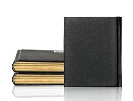 geschlossenes schwarzes Buch liegt auf weißem Hintergrund foto