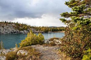 robust Ufer von See überlegen beim Pukaskwa National Park, Marathon, Ontario foto