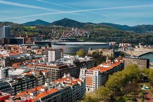 Antenne Drohne Aussicht von bilbao Stadt Center einschließlich san Mütter Stadion, Zuhause von atletico bilbao foto