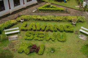 dekorativ Garten von Lawang nähen alt Villa beim Semarang zentral Java. das Foto ist geeignet zu verwenden zum Reise Ziel, Urlaub Poster und Reise Inhalt Medien.