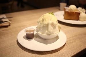 Weiß Bingsu Dessert Süßigkeiten mit Weiß Soße Sahne und Honig Toast mit Eis und ausgepeitscht Sahne foto