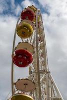 Ferris Rad auf ein Messegelände mit ein Aussicht von unten foto