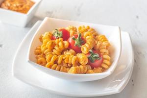 Portion Nudeln mit Tomaten-Ricotta-Pesto foto